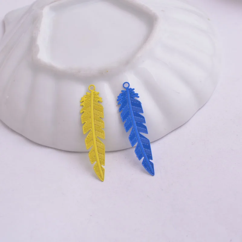 100 Stück AC2693 Sommerliche Niedliche Filigrane Feder-Anhänger Material Bisuteria Weiß Lila Schwarz Anhänger Verbinder Verzierung Schmuck – Detail 13