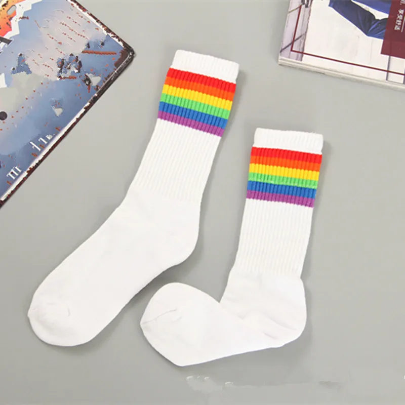 1 Pair Arcobaleno Striscia di Cotone Calzini E Calzettoni LGBT Gay Les Calzini E Calzettoni Orgoglioso Della Novità Felice Asciugamano Calzini E Calzettoni Regali per Lo Sport Sudore Assorbente YLM9918