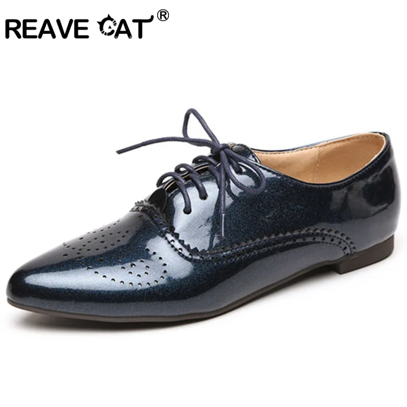 

Женские весенние туфли REAVE CAT, большие размеры 32-46, модные повседневные туфли на плоской подошве из лакированной кожи с острым носком на шнурках, QL4913
