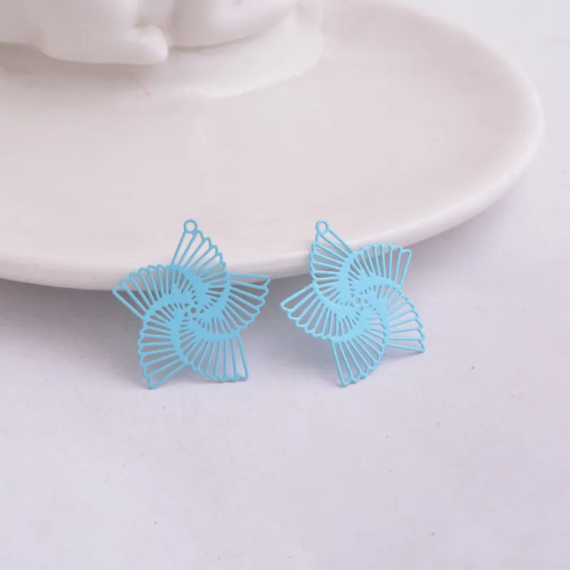 100 Stück AB1298 Bunte Messing-Filigran-Anhänger mit bemalten Blumen, Marineblau und Rot, Metallanhänger für DIY-Schmuckherstellung – Detail 3