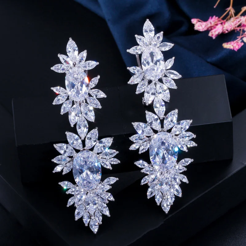 CWWZircons Luxuriöse Lange Hochzeits-Ohrhänger mit Klaren CZ-Steinen und Marquise-förmigen Zirkonia im Großhandel E0011 – Detail 6
