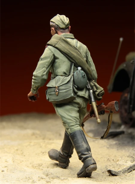 1/35 Resin Figure Model Kit 097 Russian Infantryman Kursk 1943 One Figures  Unassembled unpainted Top