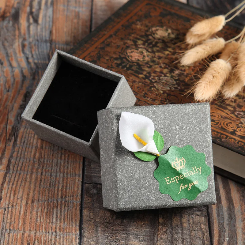 

Новые высококачественные коробки для колец с серой крафт-бумагой 5,5x5,5x3,5 см, коробки для ювелирных изделий с цветком лилии, серьги, кольца, подарочная коробка, чехлы