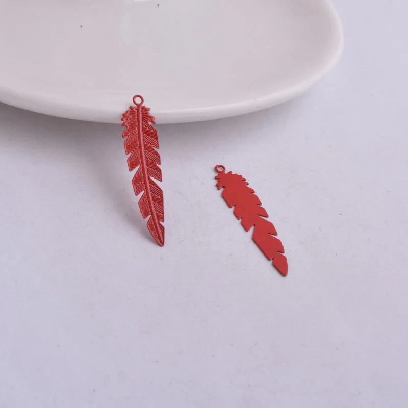 100 Stück AC2693 Sommerliche Niedliche Filigrane Feder-Anhänger Material Bisuteria Weiß Lila Schwarz Anhänger Verbinder Verzierung Schmuck – Detail 17