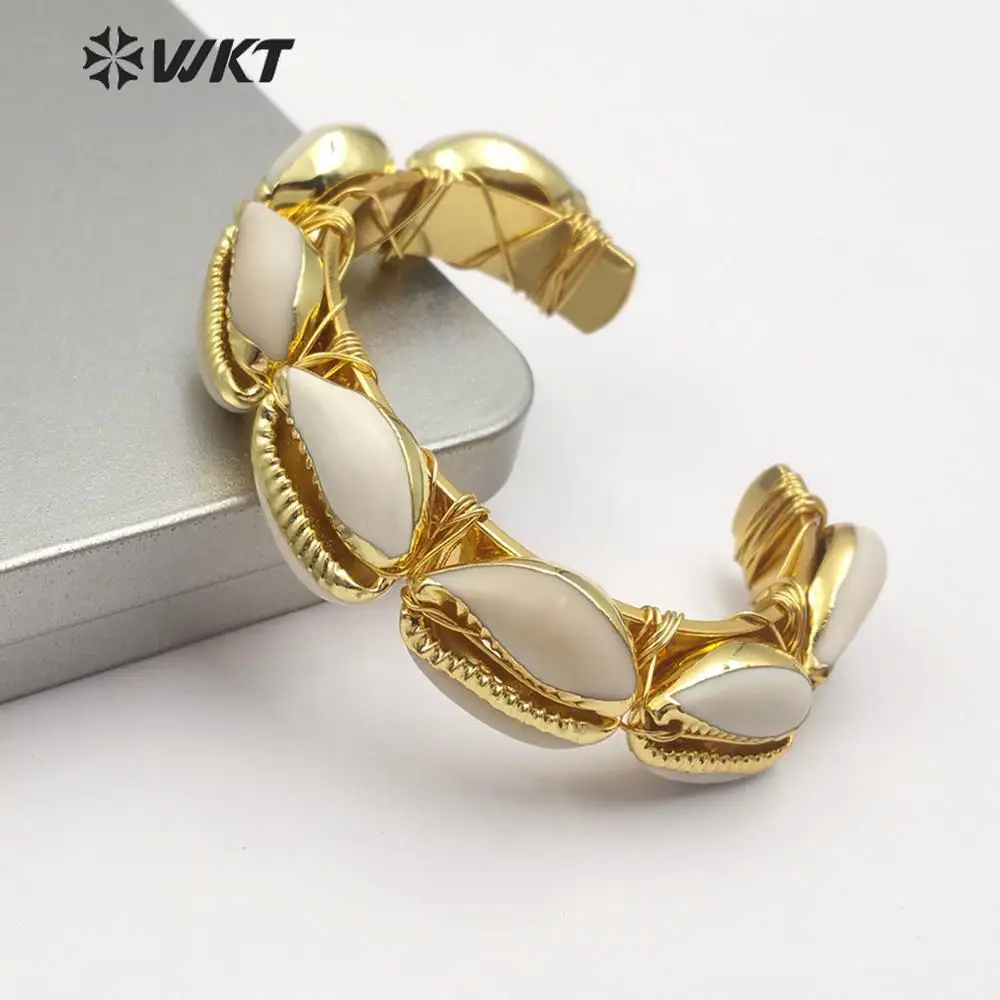 WT-B476 WKT New Arrivals 18k Gold Trim Cowrie Handmade Bracelet With Metal Dipped Women Fashion Cuff Bangle Jewelry