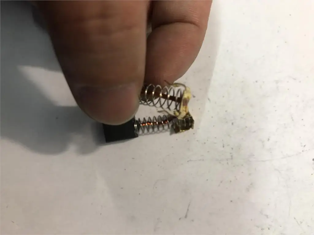 2PCS 6x9x12 มม.0.23 "x 0.35" x 0.47 "มอเตอร์ไฟฟ้าค้อนเปลี่ยนเครื่องมือแปรงคาร์บอน LF1