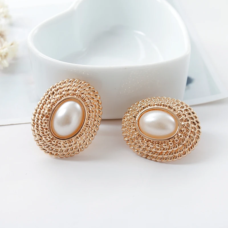 Oval pearl ear clips European and American temperament, high-end cold wind earrings, non-perforated ear clips, free shipping, bi