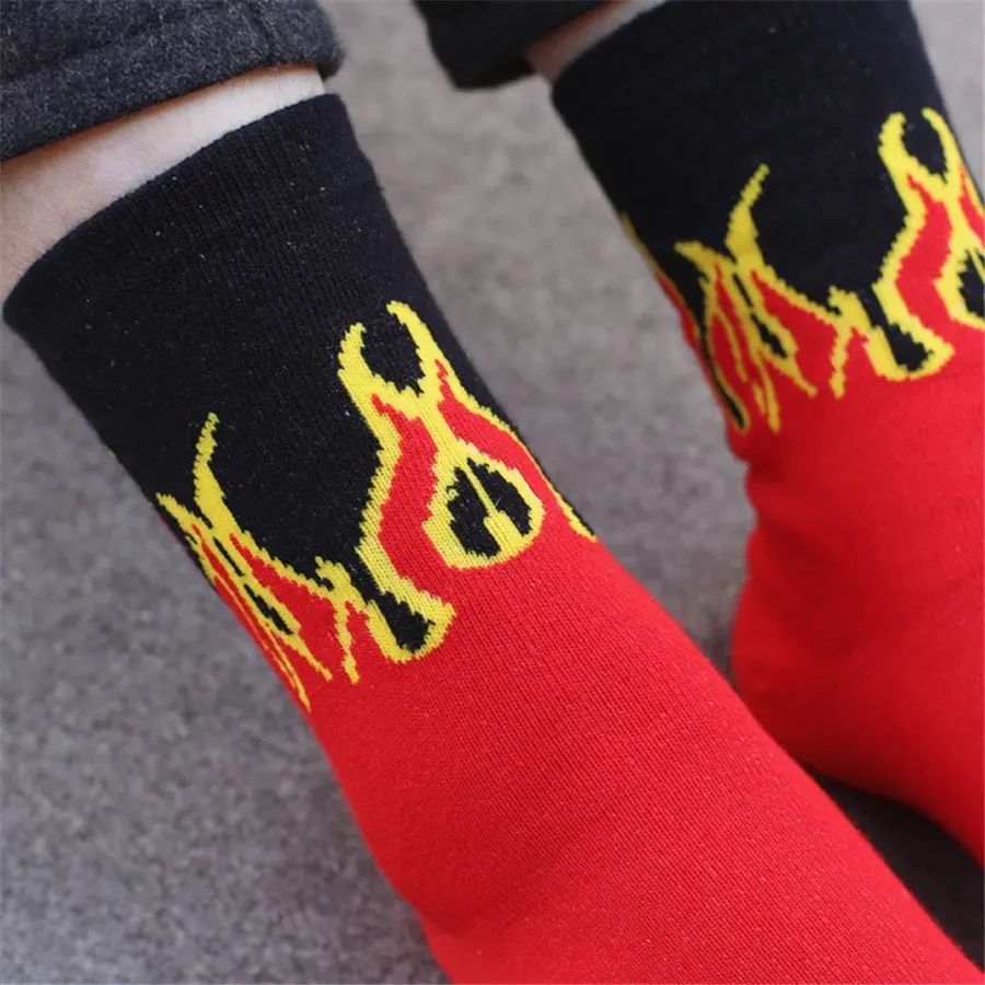Unisex Fashion Hip Hop Design Red Flame Pattern Crew Socks Lifelike Jacquard Fire Socks Classic Street Skateboard Long Socks