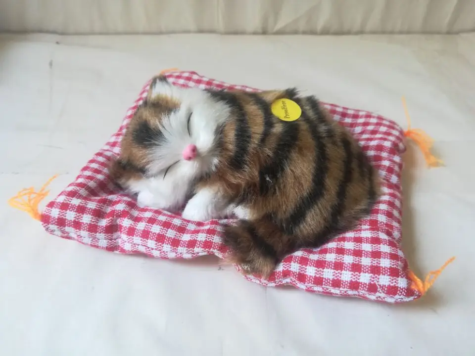 

Кошка хаки с ковриком, модель из полиэтилена и меха, звуки мяу, кот около 12x10 см, реквизит, подарок для украшения b0565