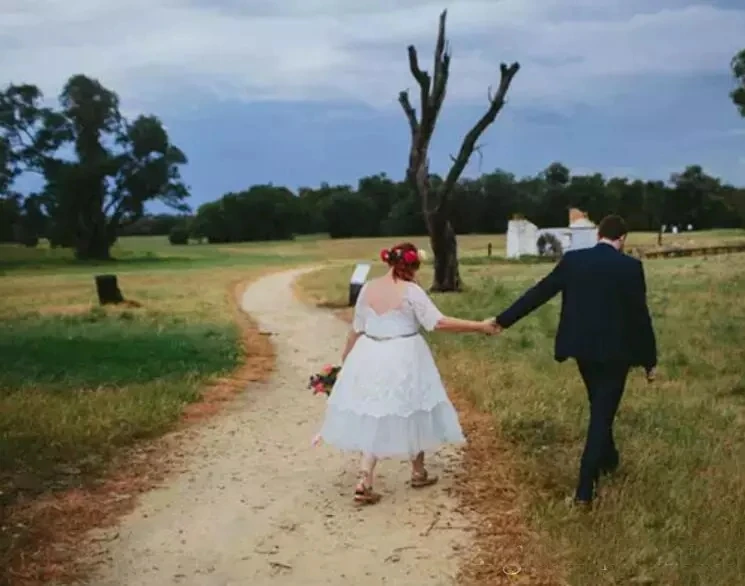 Mais tamanho curto a linha vestidos de casamento colher pescoço meia mangas chá leagth renda país nupcial vestido de casamento feito sob encomenda