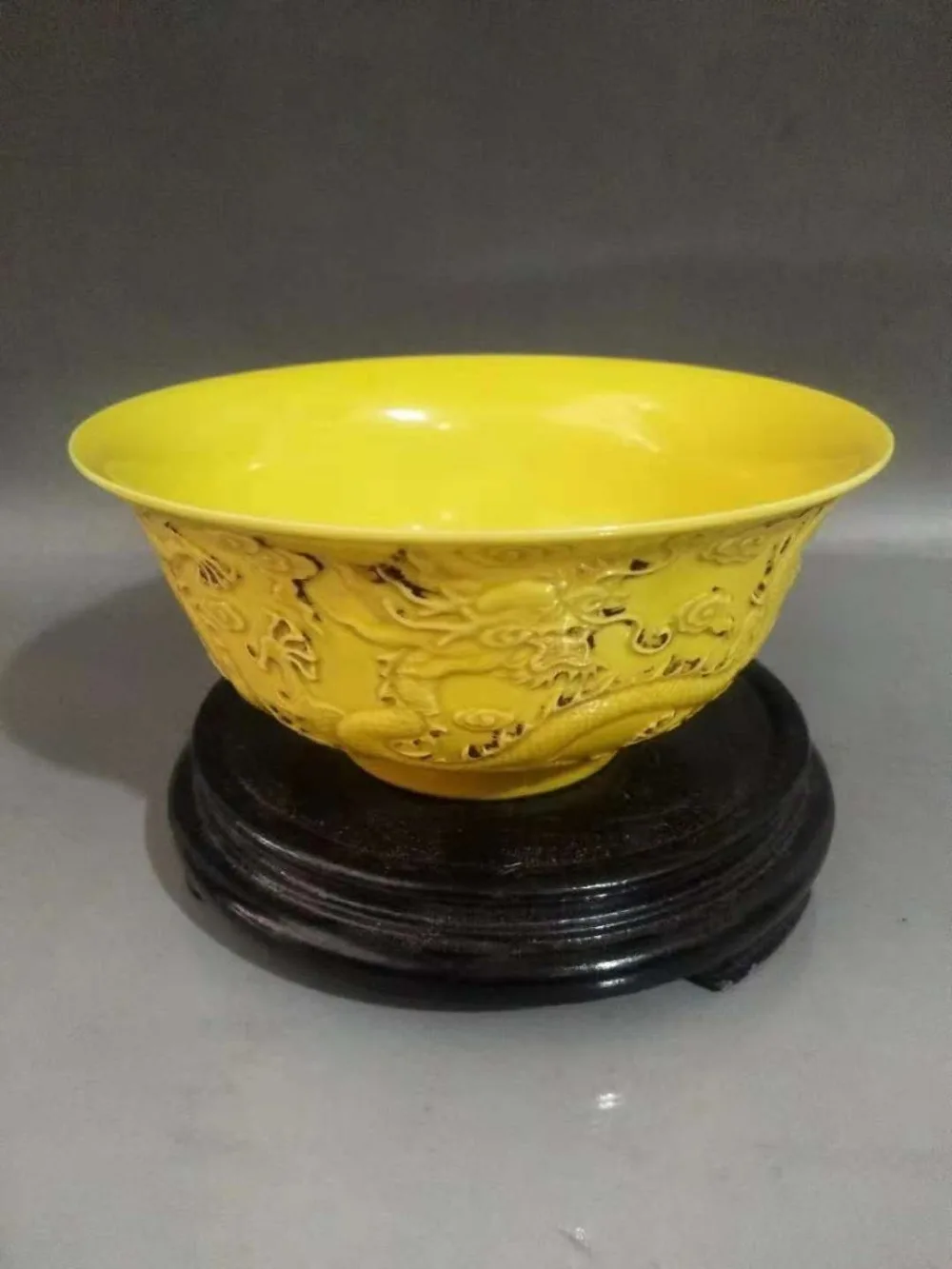 

Elaborate Chinese Old-style Vivid Dragon Porcelain Bowl