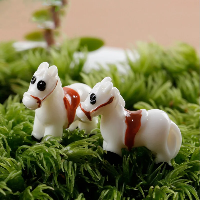 2pcs White Red Small Horse Figurine Miniature Aniaml Decoration Mini Fairy Garden Cartoon Statue Resin Craft Home Car Decoration