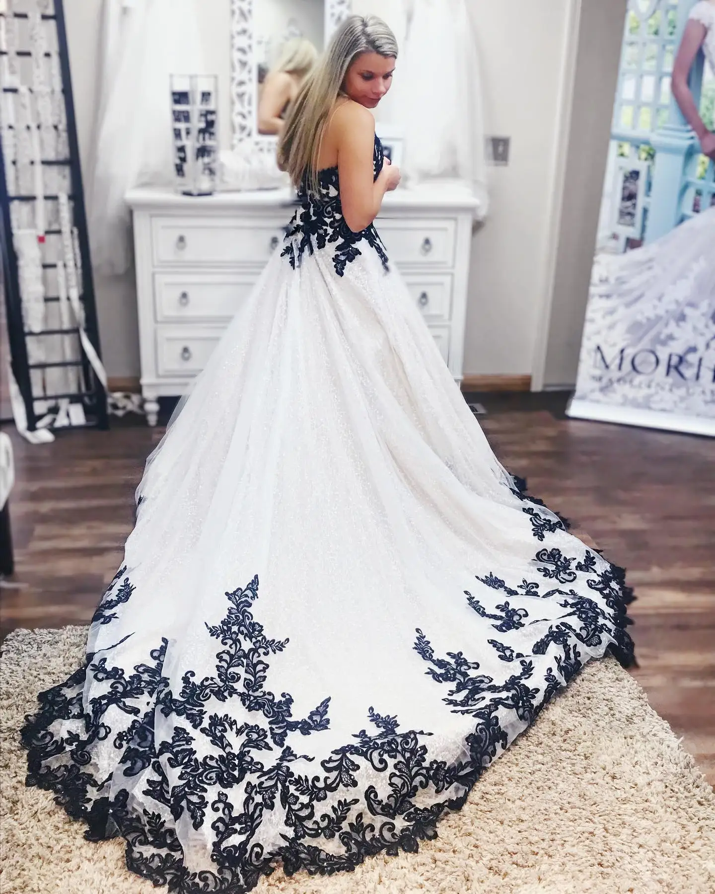 Black/Ivory Wedding Dresses 2019 Design Ball Gown Sweetheart Neck Appliques Tulle Lace Bridal Gowns Sleeveless Country Garden