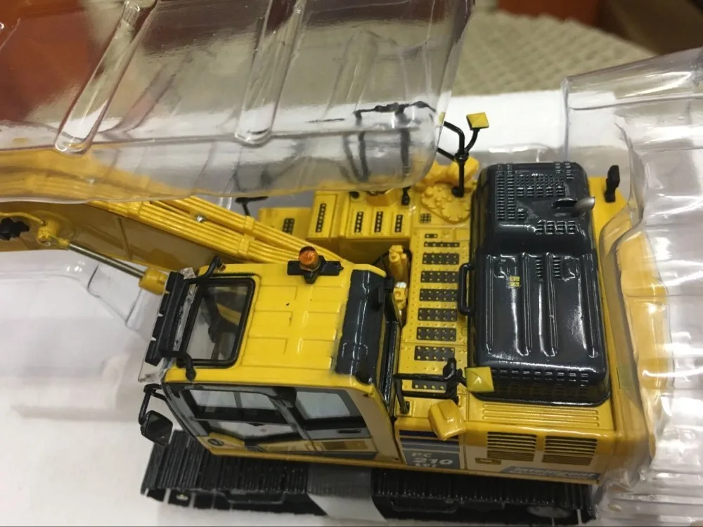 Collectible UH8123 1:50 Komatsu PC210LCi-11 IMC Edition Hydraulic Excavator Construction Machinery Diecast Toy Model Decoration