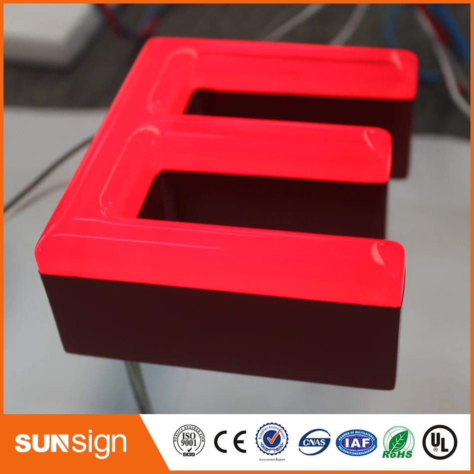 Canais e letras pintadas de frontlit