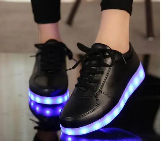 Scarpe da donna luminose alla moda che ricaricano luci LED colorate illuminate luminose Scarpe per bambini Scarpe piatte casual per ragazze e ragazzi nere