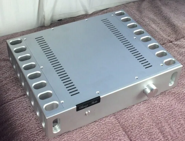 

Полностью алюминиевый корпус усилителя мощности теплого класса 005.