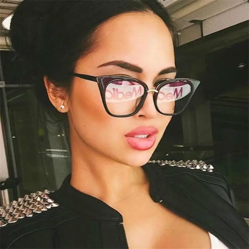 نظارات قطعية بتصميم كات آي شفافة – تجربتي الحقيقية مع نمط يجمع بين الأناقة والجرأة