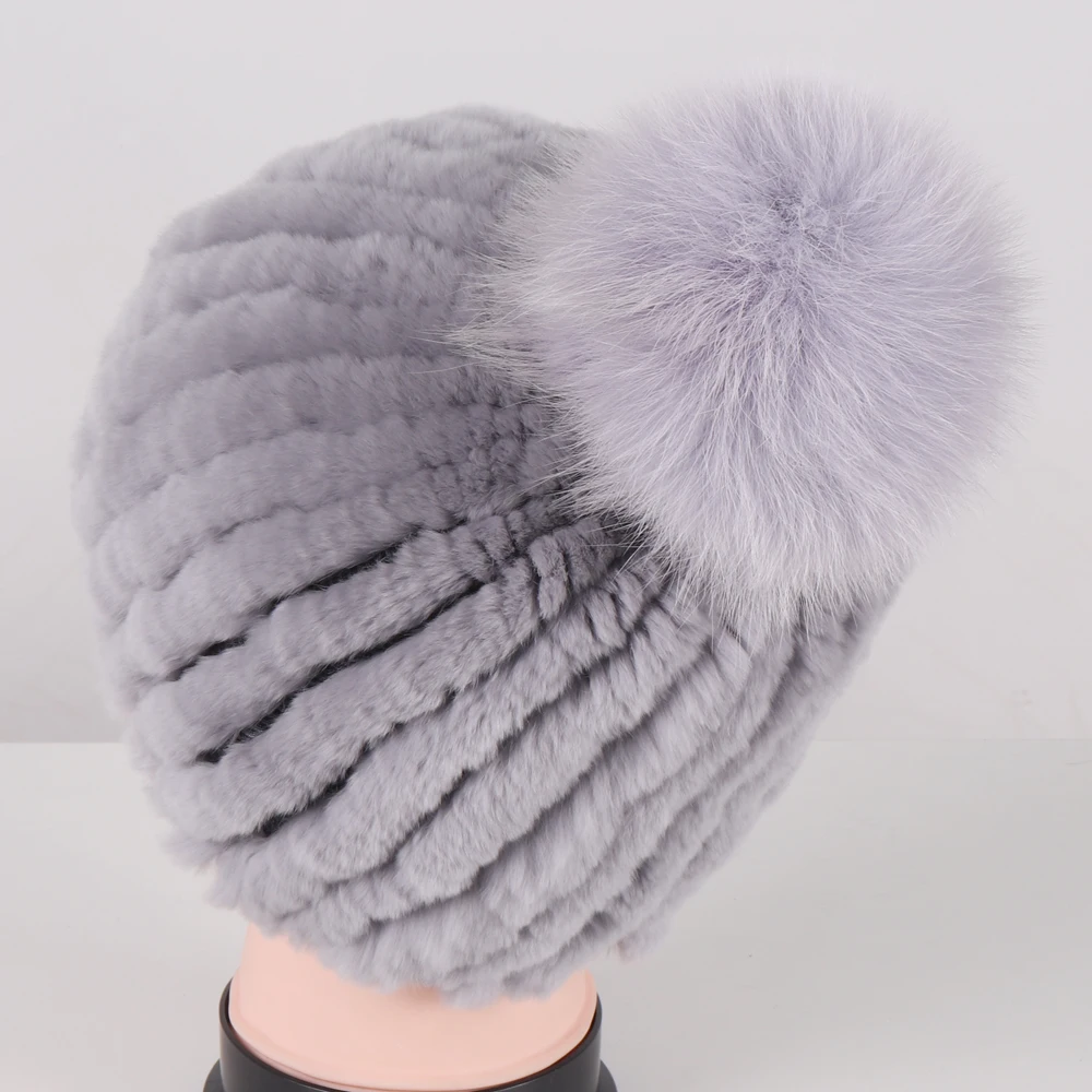 جيد مطاطا حك الثعلب كرة فرو القبعات للنساء مخطط الطبيعية ريكس الأرنب الفراء قبعات الشتاء الفتيات موضة الفراء الحقيقي قبعة صغيرة
