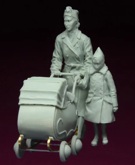 1/35 Resin Figures  Model Kit-C195 Refugees With Baby Carriage  Unassembled unpainted