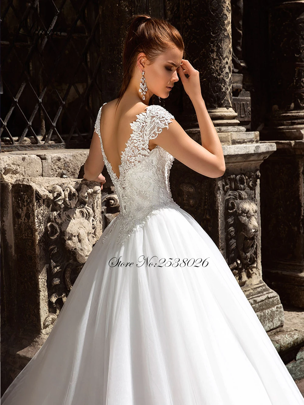 Liyuke カスタムメイドプリンセス A ラインのウェディングドレス半袖コートトレインフロアレングスチュールウェディングドレス