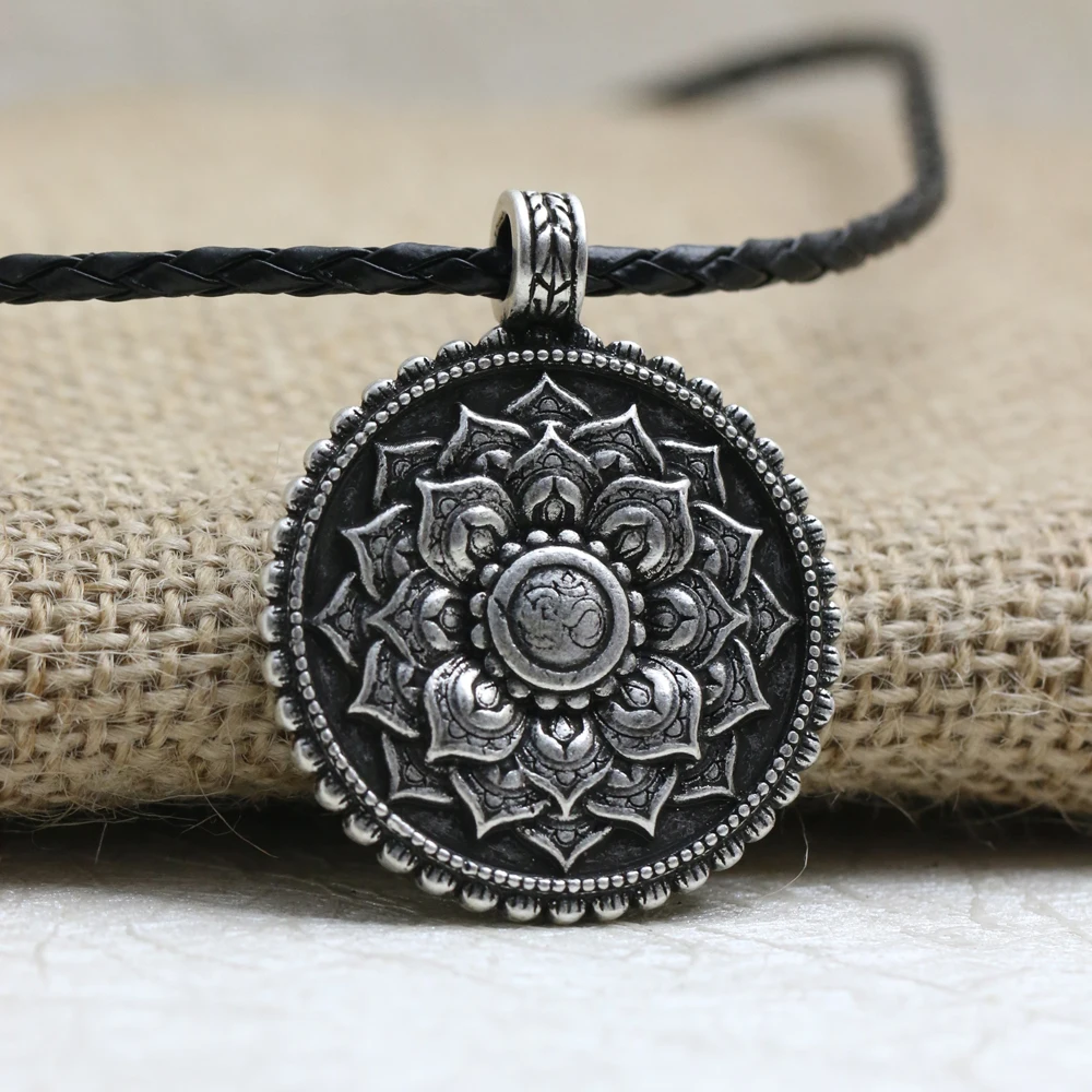 

LANGHONG 10pcs Tibet Spiritual Necklace Tibet Mandala Necklace geometry amulet Religious jewelry