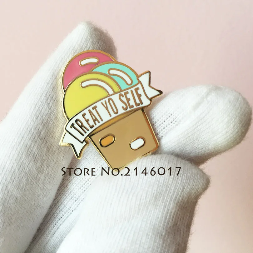 10pcs Pink Ice Cream Lapel Pins Metal Craft Treat Yo Self Metal Badges Cartoon Custom Made Hard Enamel Pin Brooch Craft Gift