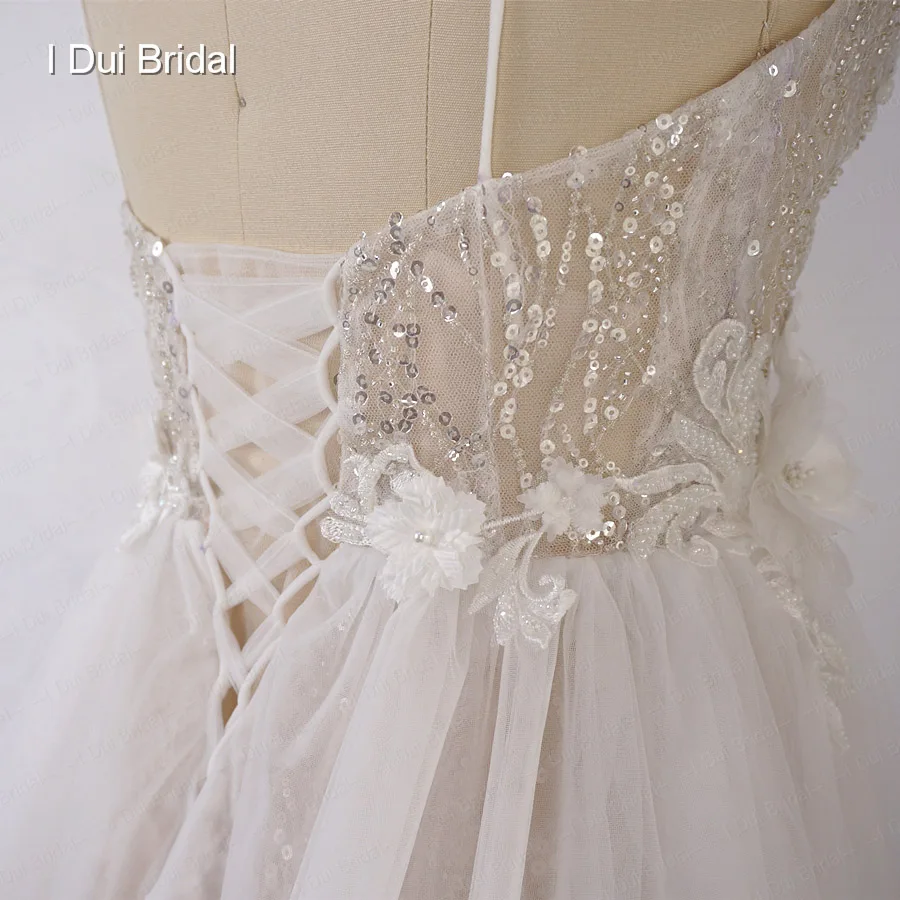 Robe de mariée à bretelles spaghetti avec jupe corset à paillettes fendues, couche intérieure en tulle avec fleur, nouveau style