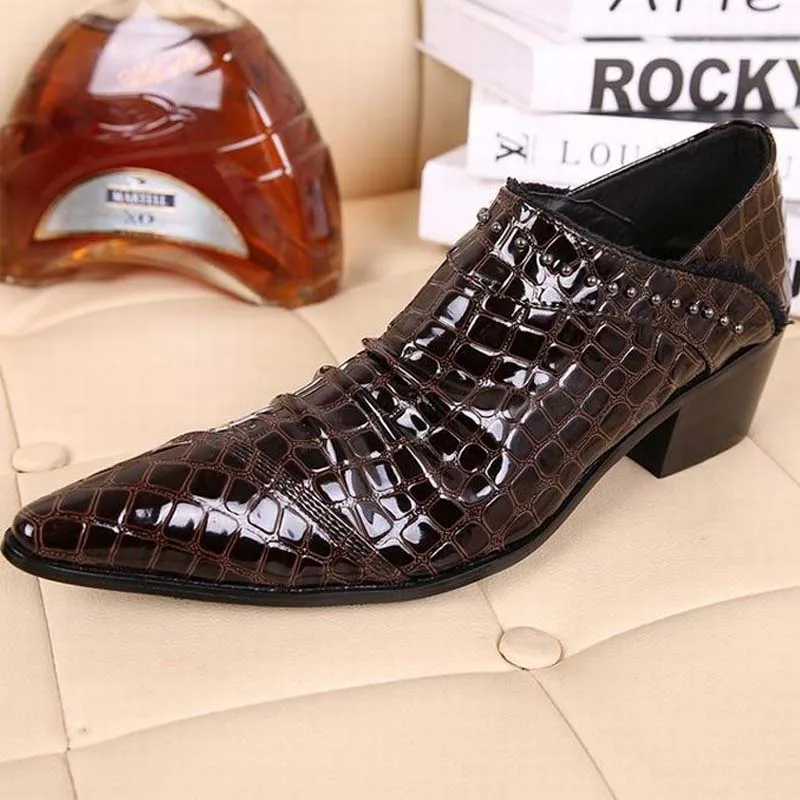 

Crocodile pattern Oxfords Men Pointed Toe Dress Shoes Brown Patent Leather Party Wedding Fashion Rivets Thick High Heels Slip On