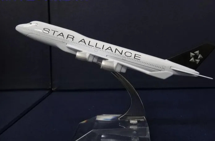 

1:400 plane model Boeing 747-400 Star Alliance aircraft B747 Metal simulation airplane model for kid toys Christmas gift