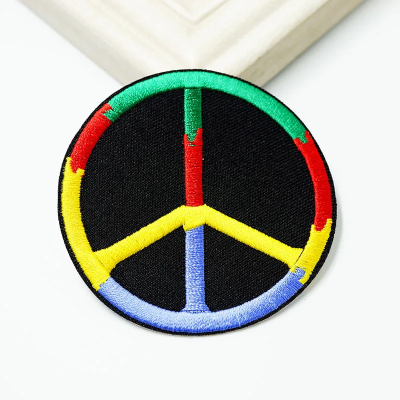 Pokój na świecie (rozmiar: 7.5x7.5cm) żelazko na haftowanej patcha na tkaniny Cartoon odznaka łatki aplikacje na odzież dodatki DIY Hippie