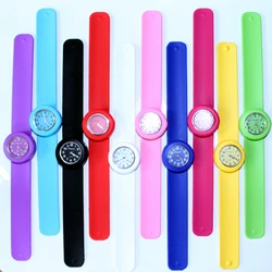 10PCS Gemischt Groß Großhandel Mode-Band Slap Silikon Strap Kinder Uhr Candy Gelee Quarz Dame Junge Studenten Quarz Armbanduhr a5M