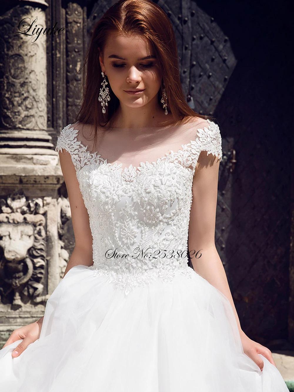 Liyuke カスタムメイドプリンセス A ラインのウェディングドレス半袖コートトレインフロアレングスチュールウェディングドレス