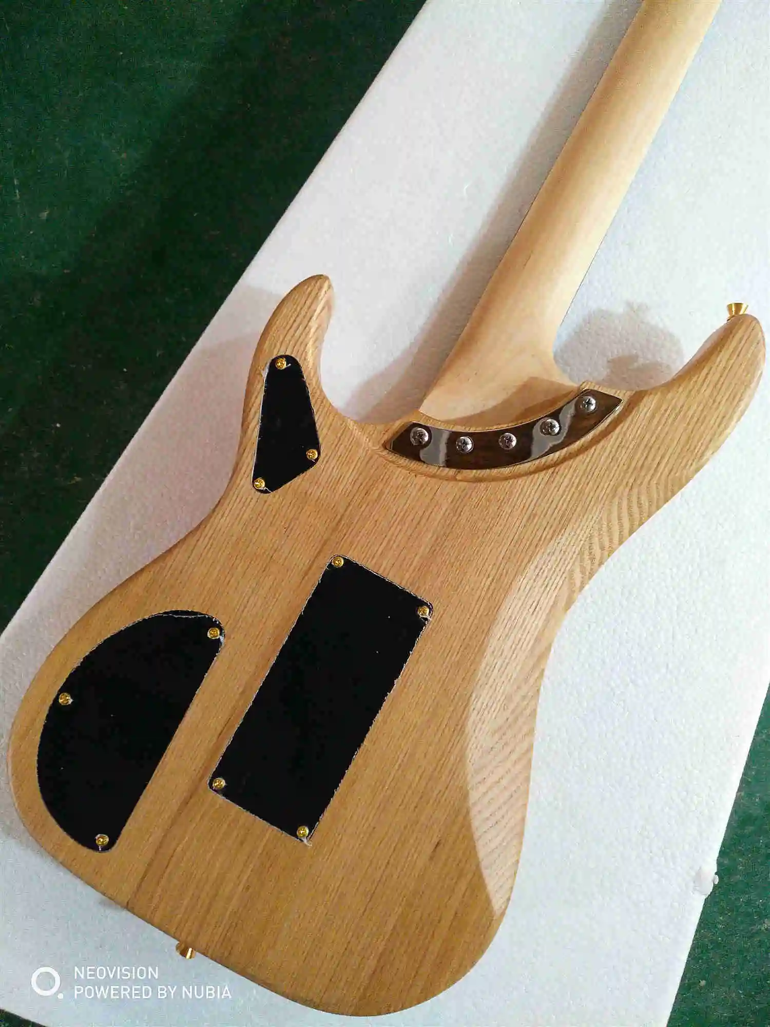 Customized Electric Guitar with 6 Strings, Wood Color, Can Customize the Colors You Like