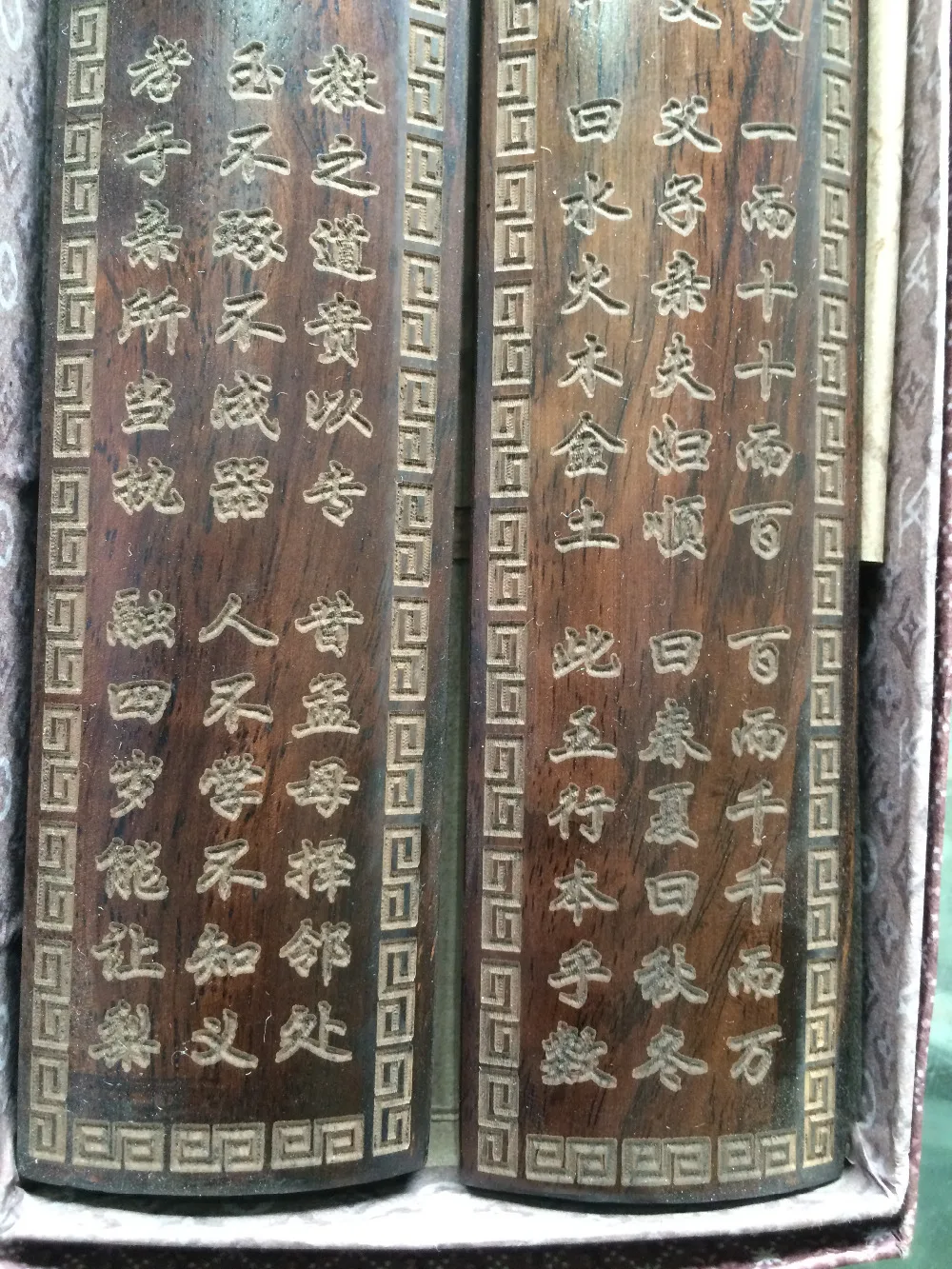 Ancient Chinese painting and calligraphy auxiliary products make the paper smooth wood Carved many Chinese words