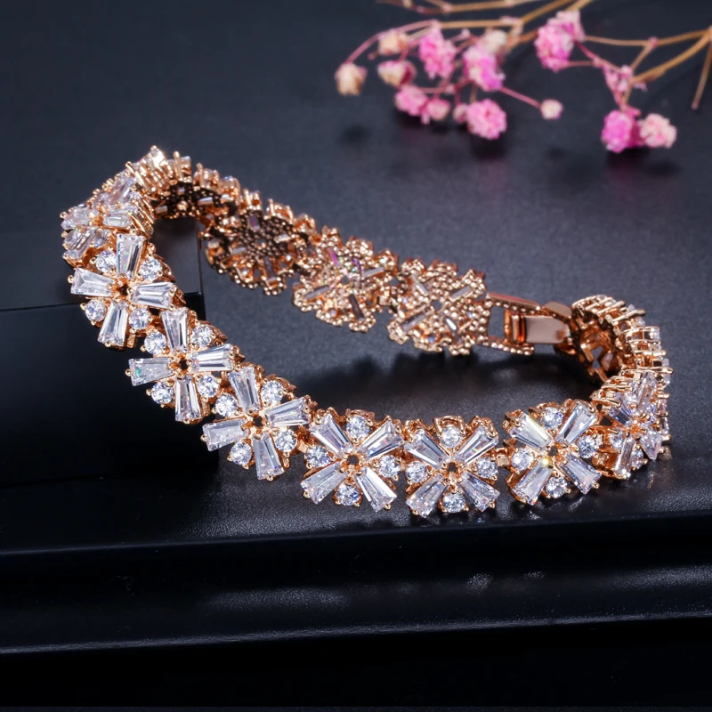 CWWZircons Damen Modeschmuck Wunderschönes Silberfarbenes Frühlingsblumen-Tennisarmband mit Zirkonia-Steinen für Hochzeiten CB010 – Detail 6