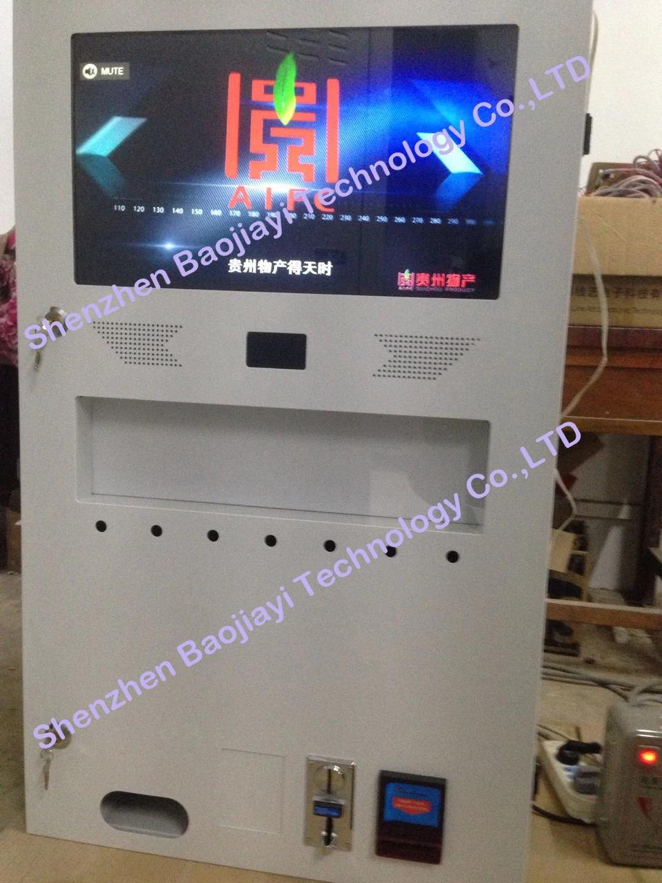 small commodity  vending machine  BJY1000 with 24'' advertisement LCD