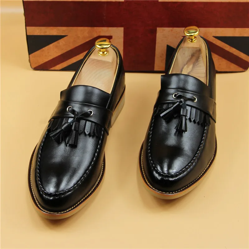 New Trend Men Fashion Tassel Decorated Leather Loafers British Style Vintage Slip On Leather Moccasins Flats Men Oxford Shoes