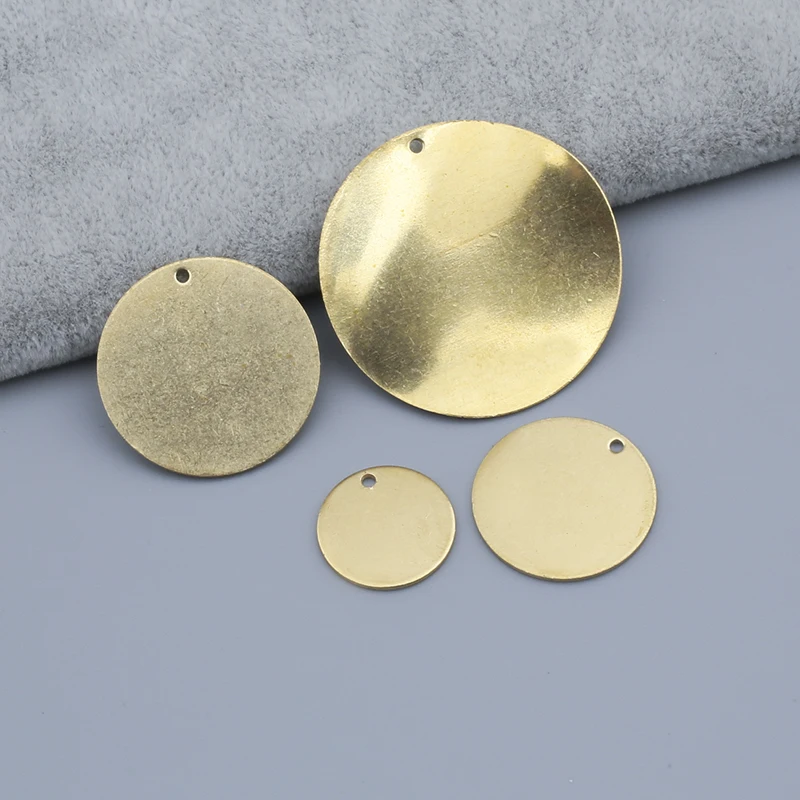Surowy mosiądz 15 mm 20 mm 25 mm 33 mm Dia Metal Stamping Blank Round Disc Charms Biżuteria do wisiorków Naszyjnik Tworzenie małych otworów