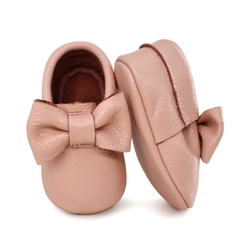 حذاء سرير ناعم مع ربطة عنق للبنات والأولاد ، أحذية حديثي الولادة ، جلد طبيعي ، عصري