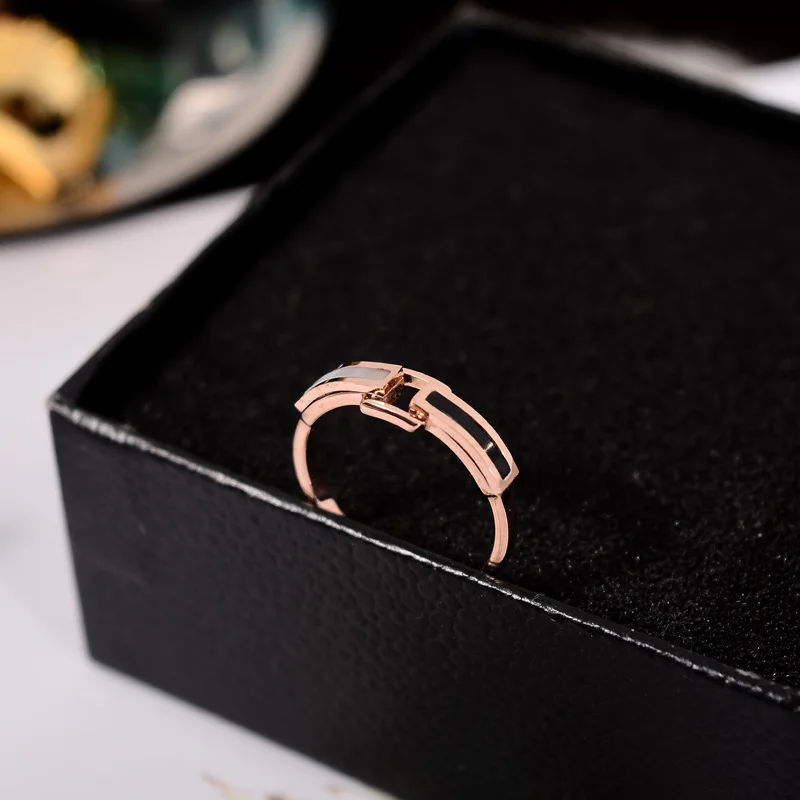 YUN RUO 2018 New Black White Shell Rings Rose Gold Color Fashion Titanium Steel Jewelry Lady\'s Wedding Ring Birthday Gift Woman