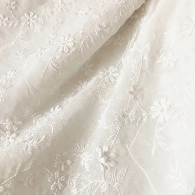 Weißer Baumwollstoff mit dreidimensionaler Applikation Kleiderstoff Spitzenstoff RS712 – Detail 1