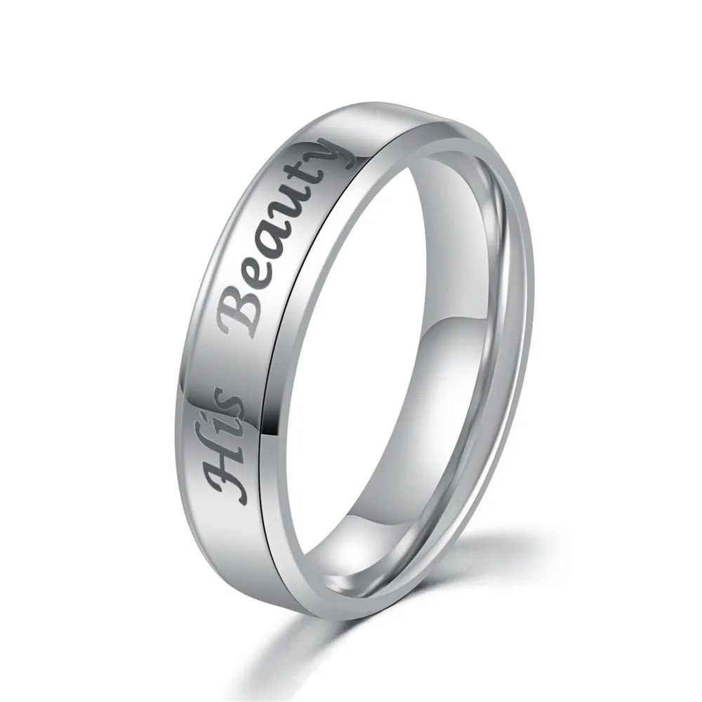 Um conjunto de dois anéis de casal de aço inoxidável Sua Beleza e Sua Besta