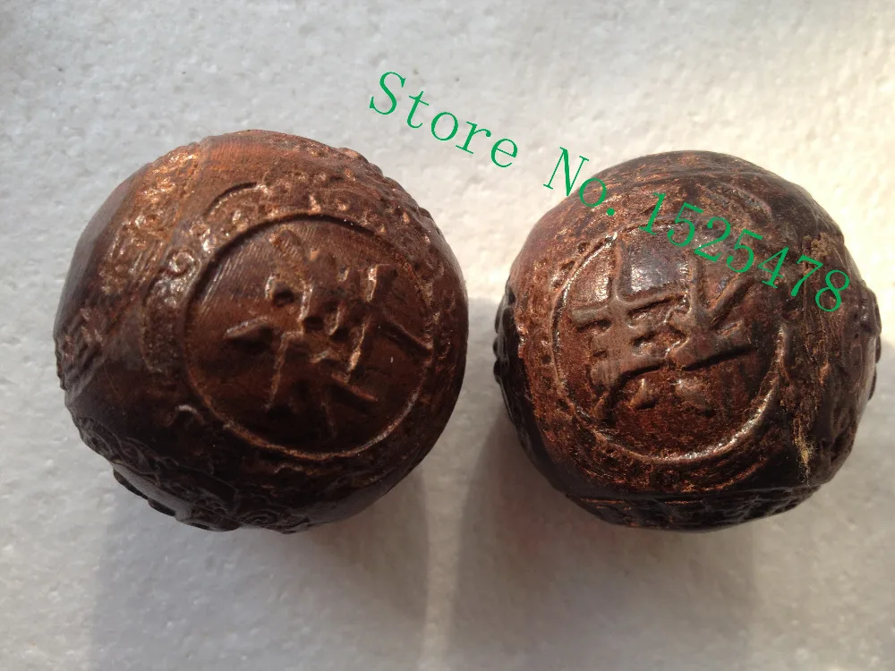 A pair of red cedar wood carving has Chinese auspicious Finger health ball