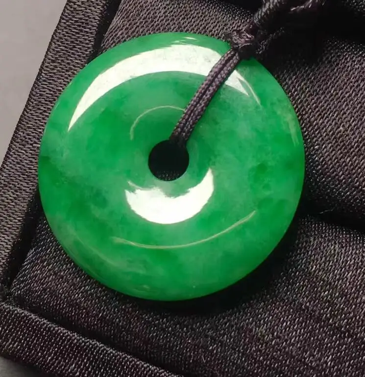 Piękna hurtownia chińskich naturalnych ręcznie rzeźbionych wisiorków Harmony Lucky Green z jadeitu + naszyjnik z liny Biżuteria modowa