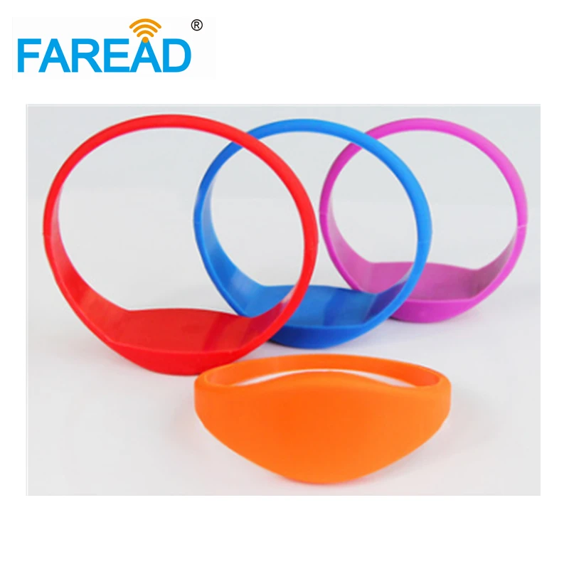 100 peças frete grátis 125khz chip t5577 pulseira rfid cartão de identificação pulseira de silicone para supermercado parque temático de diversões