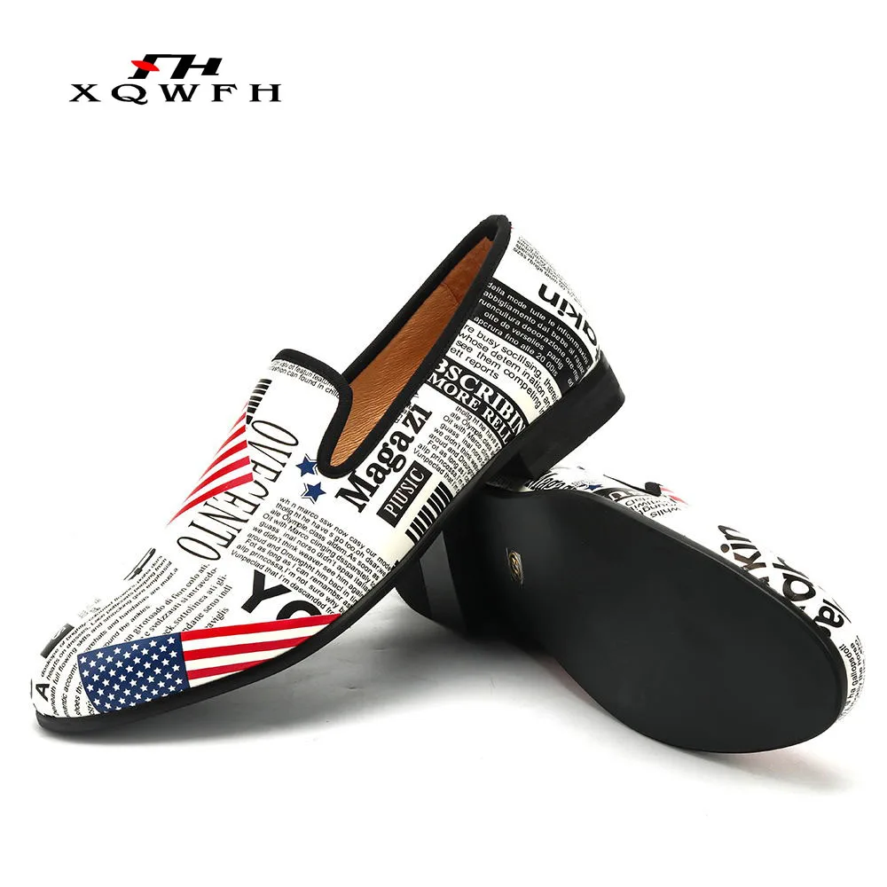 XQWFH Fashion English Letters Printed Casual Shoes for Men Mixed Colors Leather Loafers Ballroom Dance Shoes Smoking Slippers