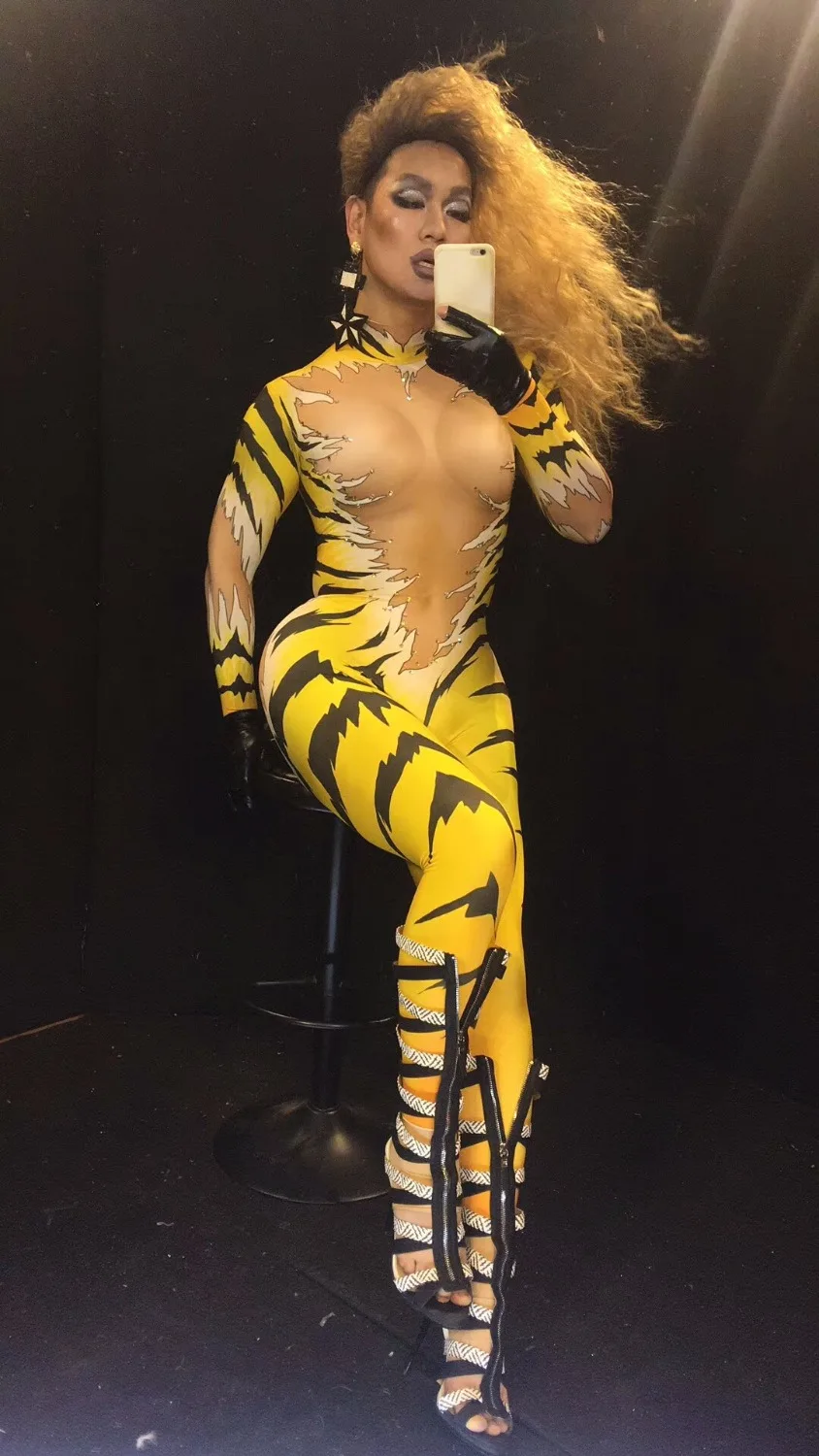 Weiblicher Nachtclub Pole Dance DJ Performance Kostüm gelbes Trikot Elastischer Overall Tigerdruck schlanker Body Bühnenshow trägt