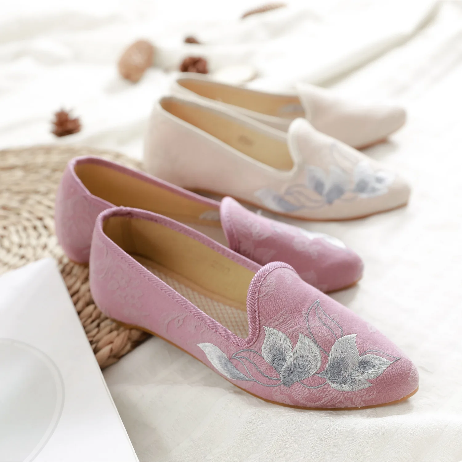 Chinese Lotus Embroidery Women Canvas Flats Cotton Fabric Comfortable Shoes For Ladies