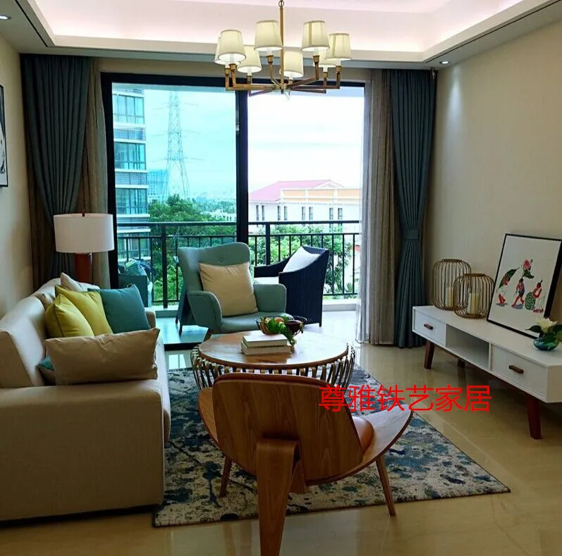 Table à thé du salon. Fer forgé rond doré. Table basse Do old.